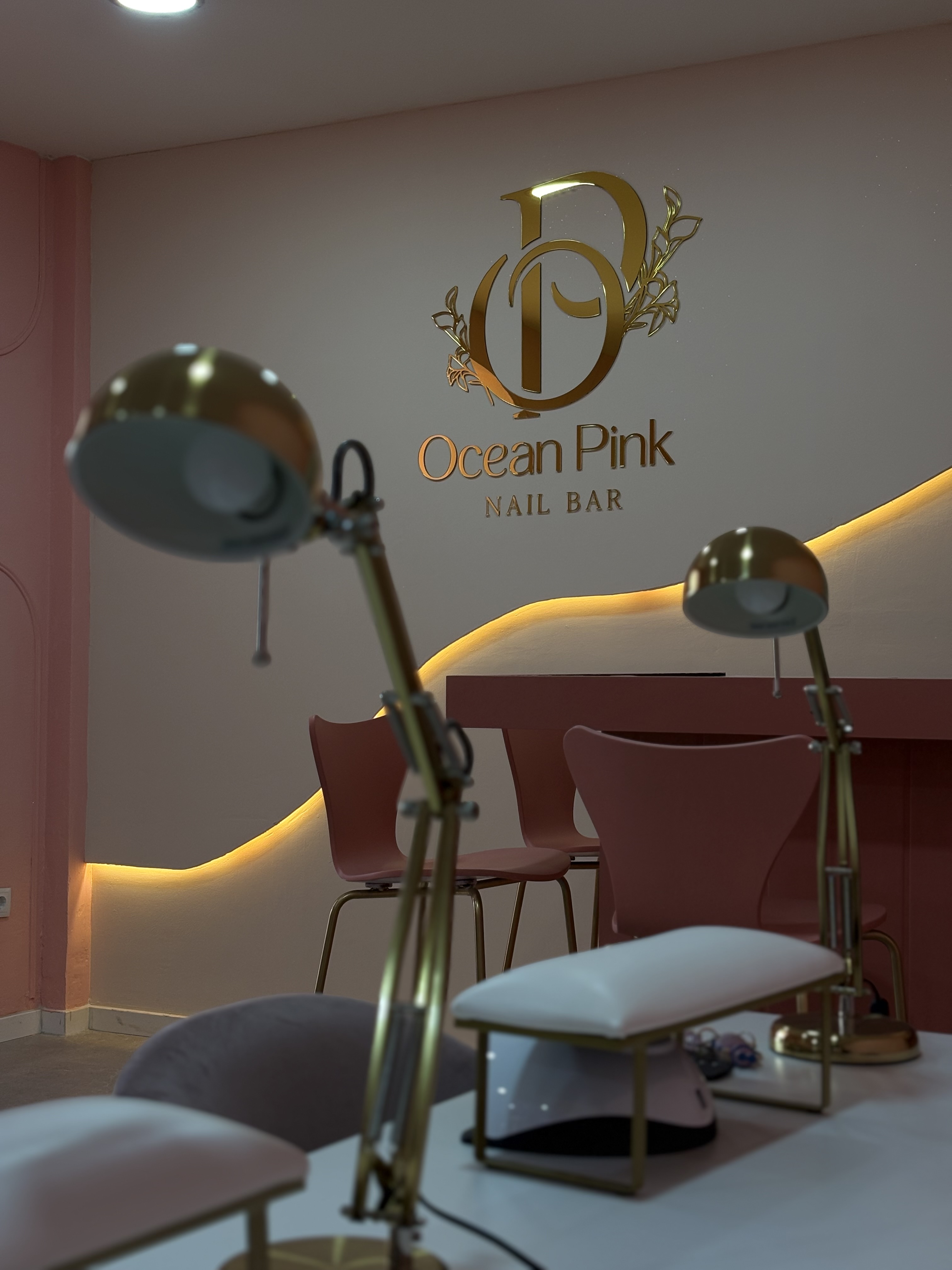 Interior do Ocean Pink Nail Bar